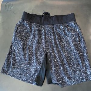 Men’s lululemon black specked shorts